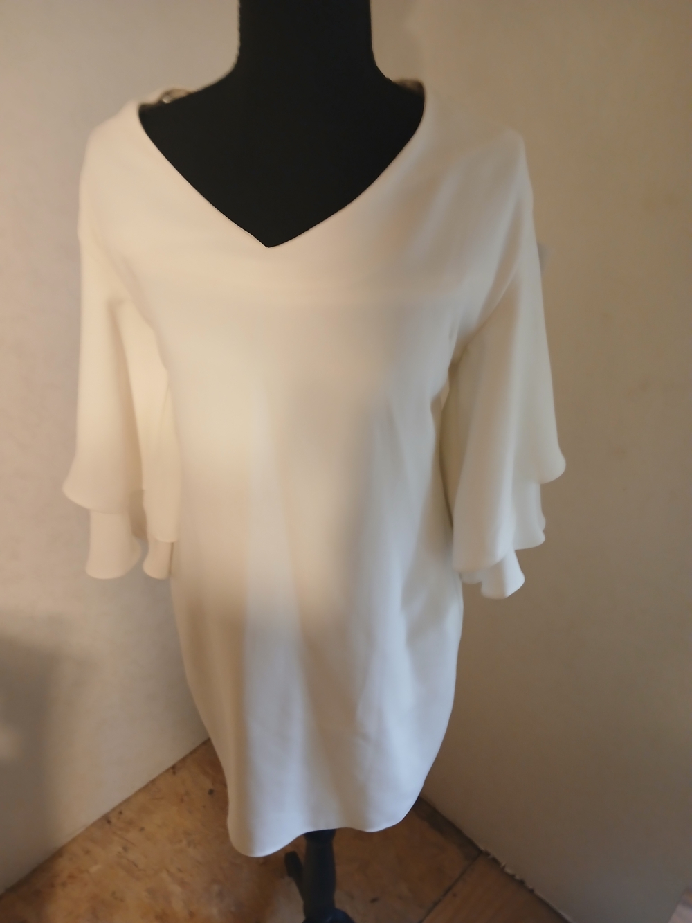 Laundry By Shelli Segal Cream V-Neck Flutter Sleeve Dress